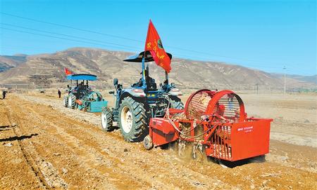 定西市隴西縣17個鄉(xiāng)鎮(zhèn)的農(nóng)機合作社、農(nóng)機手參加了農(nóng)機技能比賽和培訓