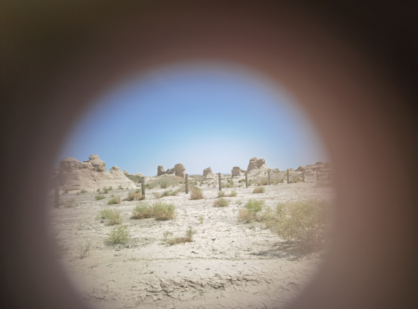 插圖2：透過河西走廊遺存的古陶片孔洞所見。攝影：陳曉斌。拍攝日期：2020年6月。