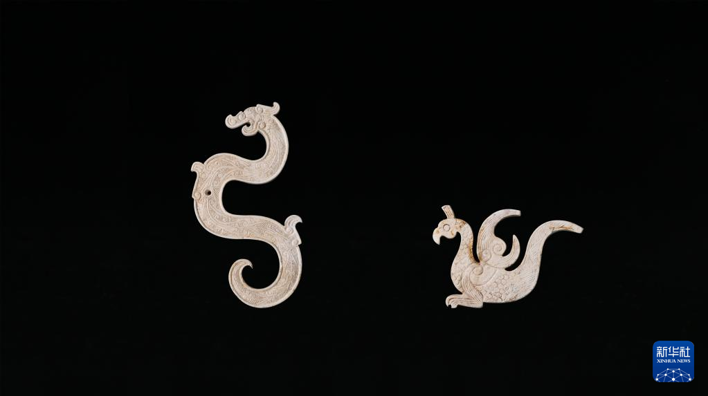 江西樟樹市國字山戰(zhàn)國墓葬出土玉龍、玉鳳（資料圖）。