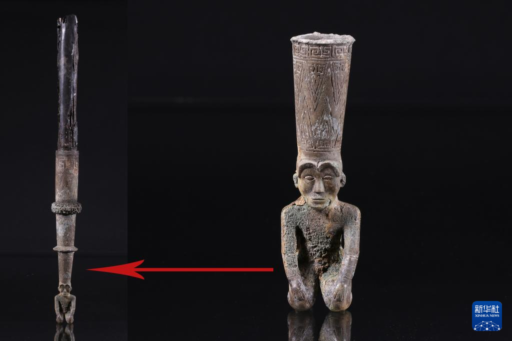 江西樟樹市國字山戰(zhàn)國墓葬出土銅跽坐人鐓（資料圖）。