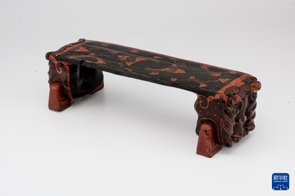 湖北云夢縣鄭家湖戰(zhàn)國秦漢墓地出土漆木虎頭枕（資料圖）。