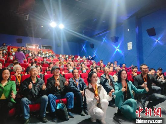 《浴血誓言》主創(chuàng)團(tuán)隊(duì)與到場的紅軍后代合影?！￡愡x斌 攝