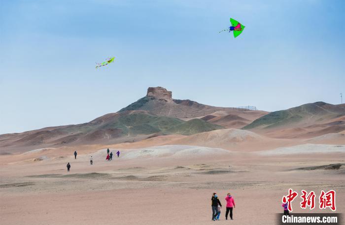 圖為市民正在陽關(guān)景區(qū)放風箏?！⊥醣筱y 攝