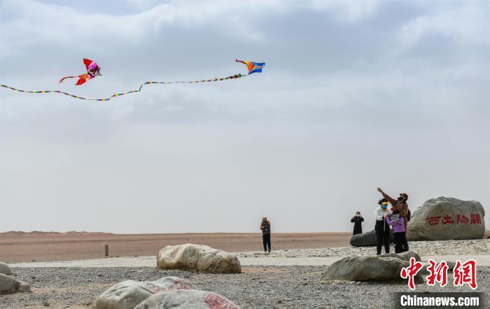 圖為市民正在陽關(guān)景區(qū)放風箏?！⊥醣筱y 攝