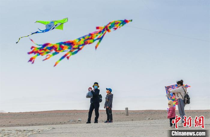 圖為孩童在父母的陪伴下放風箏?！⊥醣筱y 攝