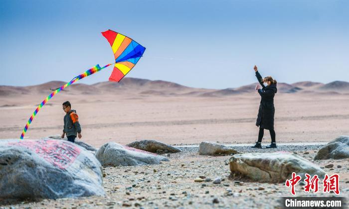 圖為市民正在陽關(guān)景區(qū)放風箏。　王斌銀 攝