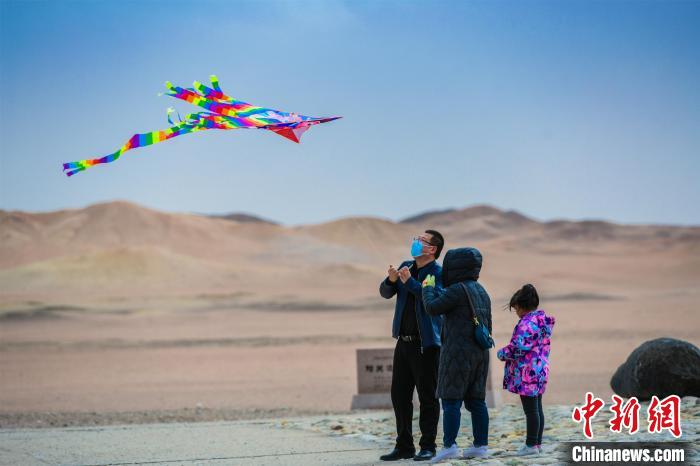 圖為市民正在陽關(guān)景區(qū)放風箏?！⊥醣筱y 攝