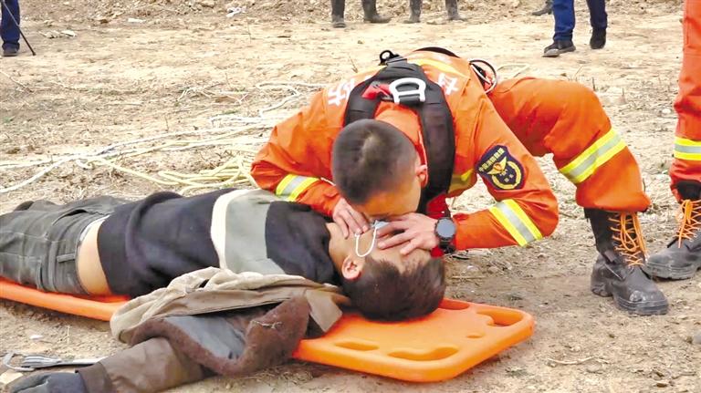 天水：消防員人工呼吸救回中毒農(nóng)民工 我們?yōu)槟泓c(diǎn)贊！