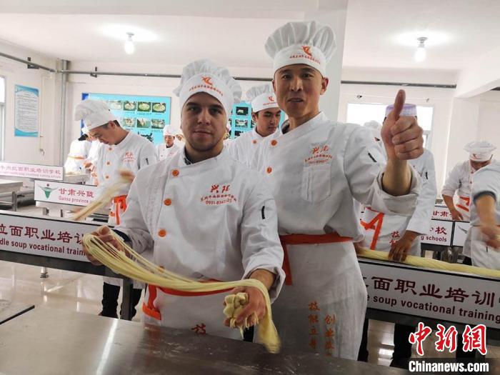 圖為外國留學生學習牛肉面的制作。(資料圖) 史靜靜 攝