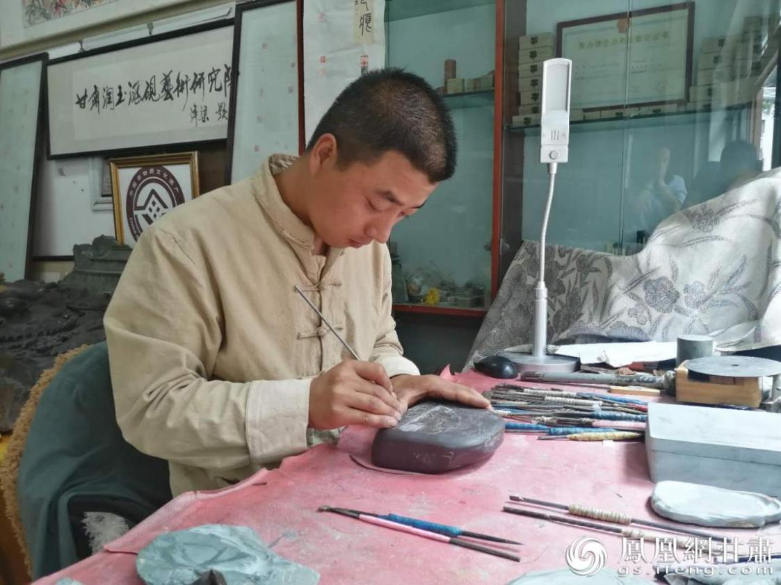 洮硯制作技藝第六代傳人、國家藝術(shù)基金資助青年藝術(shù)家、正高級(jí)洮硯雕刻藝術(shù)師李江平十年如一日專注于洮硯制作 圖源自網(wǎng)絡(luò)