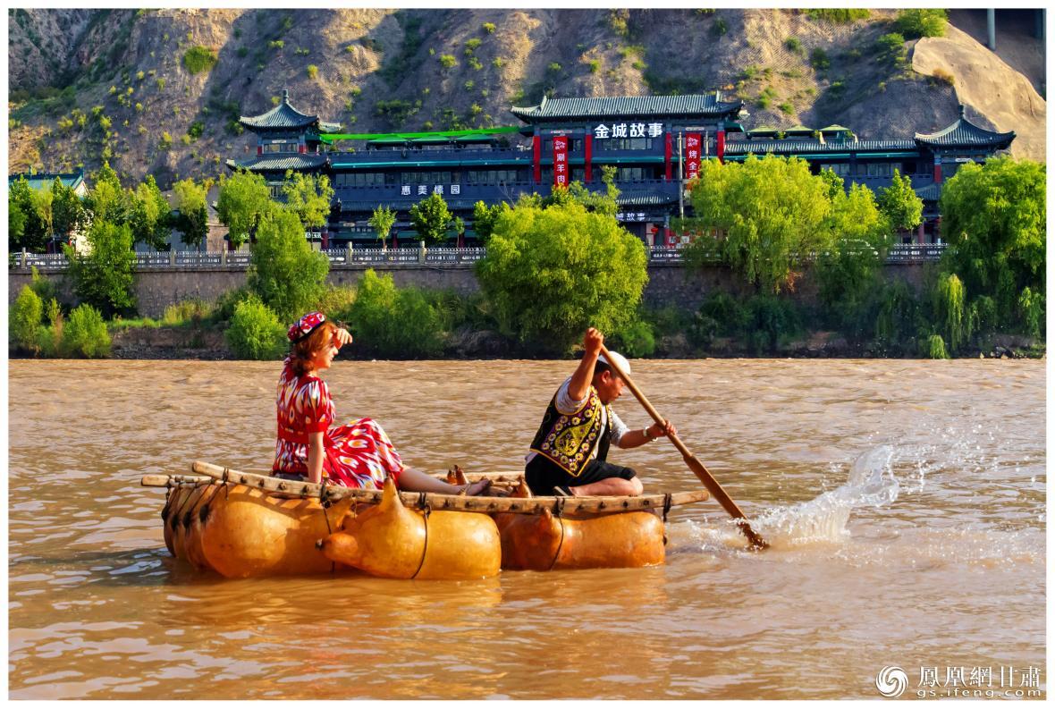 筏子客揮動(dòng)著劈波斬浪的船槳，槳聲中混搭著風(fēng)聲、水聲和男女對(duì)歌的花兒聲。蘭州市文旅局供圖