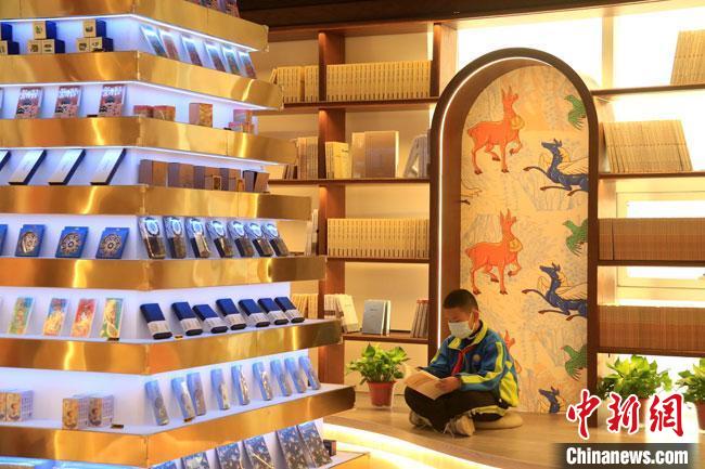 敦煌書局整體布局融入敦煌文化元素?！↑S燕 攝