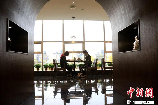 敦煌書局旨在為讀書愛好者提供優(yōu)美的學(xué)習(xí)環(huán)境，更好地學(xué)習(xí)傳承弘揚(yáng)敦煌文化，引領(lǐng)敦煌文化生活新方式?！垥粤?　攝