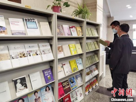 圖為國網(wǎng)甘肅電力黨校的職工書架。　徐雪 攝