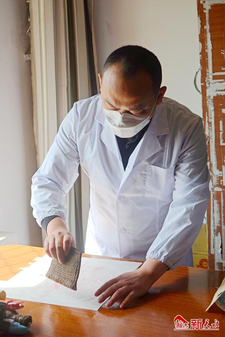 朽爛歷史檔案如何獲新生？看修復(fù)師“妙手回春”