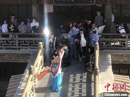 圖為5月以來(lái)，“奧大粒”直播現(xiàn)場(chǎng)引游客圍觀。　敦煌市委宣傳部供圖