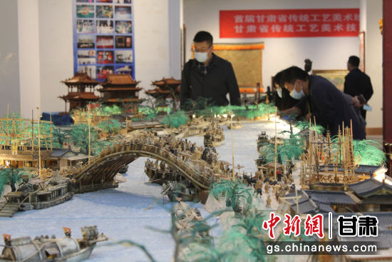 圖為參評作品牦牛角立體微雕“清明上河圖”。徐雪 攝