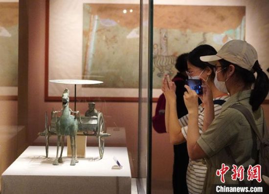 圖為參觀者參觀“大道攸歸：五涼文化展”展陳文物?！【琶赖┰?攝