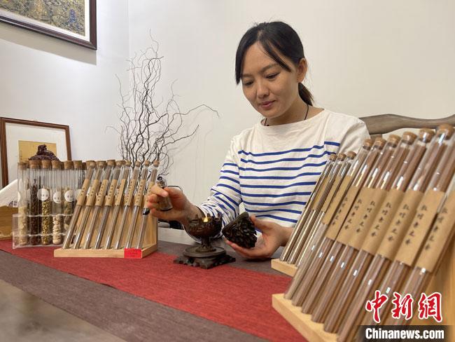 圖為魯雯展示燃香禮儀。　高瑩 攝