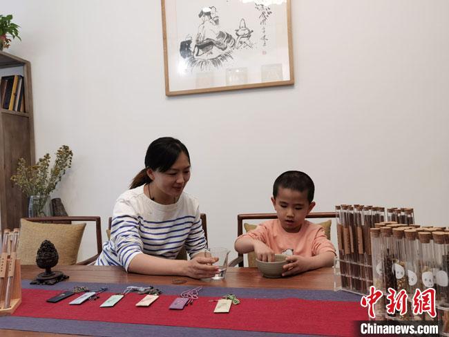 圖為魯雯為小學員授課和培訓?！●T志軍 攝