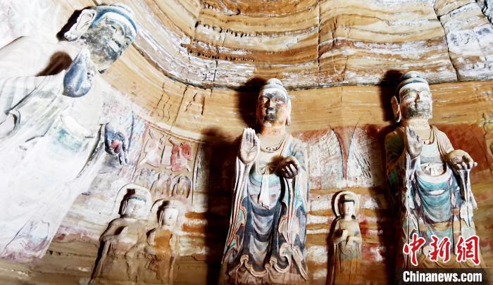 北石窟寺窟內(nèi)造像因受水顯得斑駁?！“瑧c龍 攝