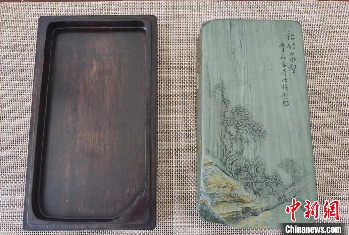 圖為甘肅甘南州洮硯藝人為提升洮硯文化內(nèi)涵，制作“一盒一拓”成品展示。(資料圖) 張婧 攝