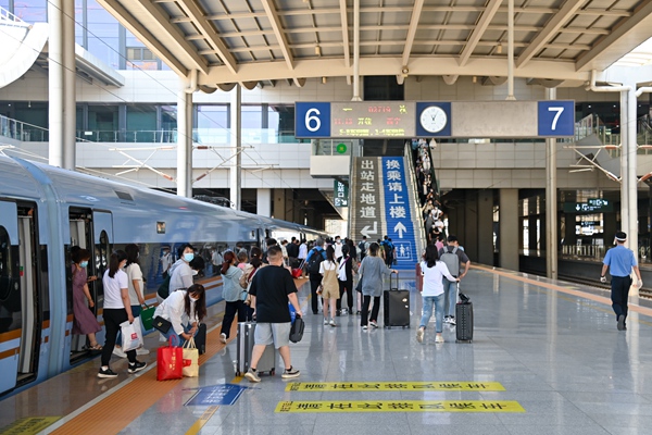 暑運(yùn)大幕開啟。蘭州鐵路局供圖