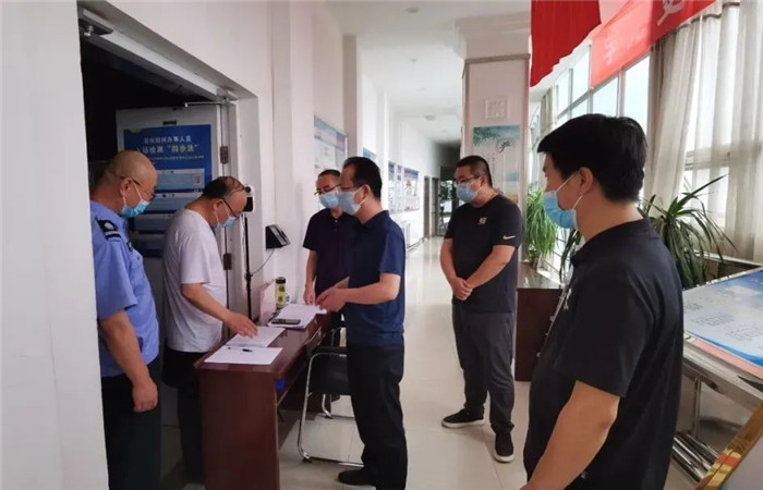 白銀市紀(jì)委監(jiān)委派駐市政府辦紀(jì)檢監(jiān)察組對(duì)市公共資源交易中心疫情防控工作情況明察暗訪(fǎng)。.jpg
