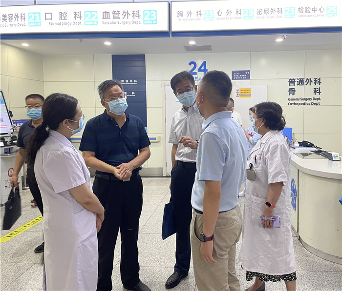 7月12日，甘肅省紀(jì)委監(jiān)委派駐省衛(wèi)健委紀(jì)檢監(jiān)察組紀(jì)檢監(jiān)察干部在蘭大二院門診開展疫情防控監(jiān)督檢查。魏雪 攝.jpg