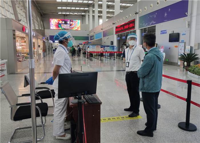 7月15日，金昌市金川區(qū)紀(jì)委監(jiān)委駐區(qū)委政法委紀(jì)檢監(jiān)察組在金昌機(jī)場監(jiān)督檢查疫情防控措施落實(shí)情況。王曉梅攝.jpg