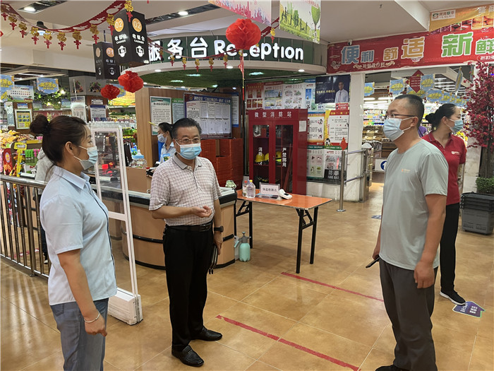 7月15日，酒泉市玉門市疫情防控督查組在隴商聯(lián)華超市監(jiān)督檢查疫情防控措施落實(shí)情況。 .jpg