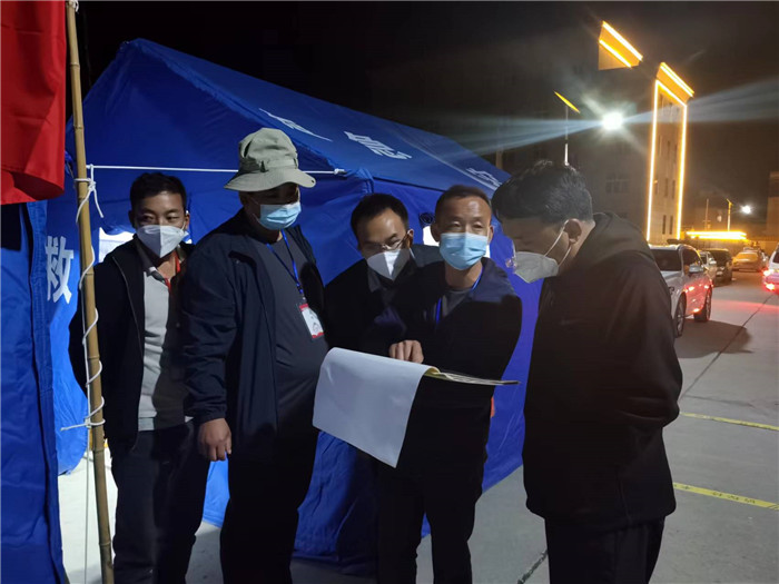 7月19日，甘南州瑪曲縣紀(jì)委監(jiān)委督查組在德吉小區(qū)卡點(diǎn)督導(dǎo)疫情防控工作。仲海濤 攝.jpg