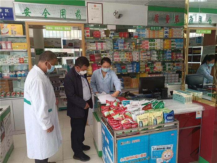 甘南州合作市紀(jì)委監(jiān)委第一督查組在合作市世紀(jì)大藥房進(jìn)行督查檢查。.jpg