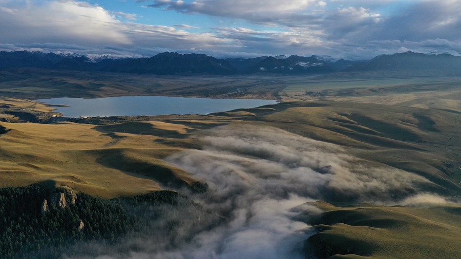 甘肅山丹馬場(chǎng)：峽谷云霧似仙境。 王超攝