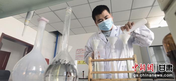 圖為甘肅科技集團(tuán)化工研究院有限責(zé)任公司工作人員正在做實(shí)驗(yàn)。魏建軍 攝