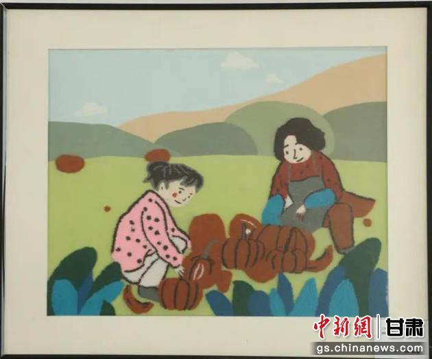 嘉峪關市新城鎮(zhèn)新城村農業(yè)產業(yè)園區(qū)內，母女兩人在摘南瓜。刺繡 馬艾米乃 繡稿 敬紅霞