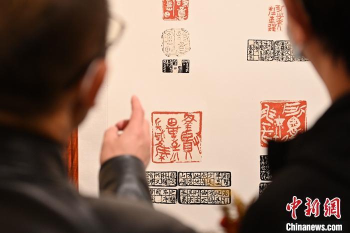 圖為甘肅蘭州，參展作品吸引參觀者。 中新社記者 李亞龍 攝