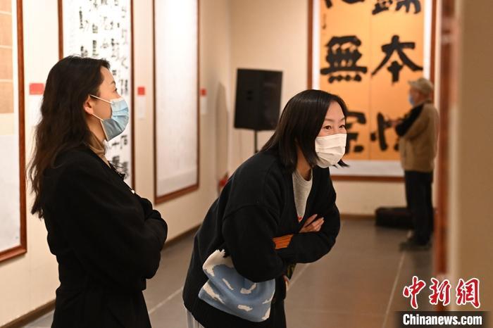 圖為甘肅蘭州，參展書法作品吸引參觀者。 中新社記者 李亞龍 攝