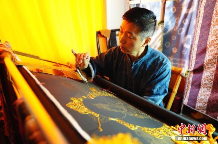 系統(tǒng)性挖掘整理古代敦煌刺繡，是甘肅天水市級非遺代表性項目武山刺繡代表性傳承人劉云帆這兩年最緊要的工作之一。圖為劉云帆在創(chuàng)作富含敦煌刺繡元素的作品。 中新社發(fā) 謝秉錫 攝 