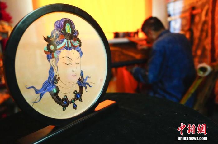 圖為劉云帆所創(chuàng)作的敦煌元素刺繡作品。 中新社發(fā) 謝秉錫 攝