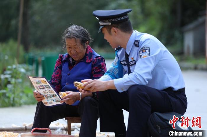 圖為民警背警務(wù)小包給民眾宣講政策。(資料圖) 甘肅省公安廳供圖