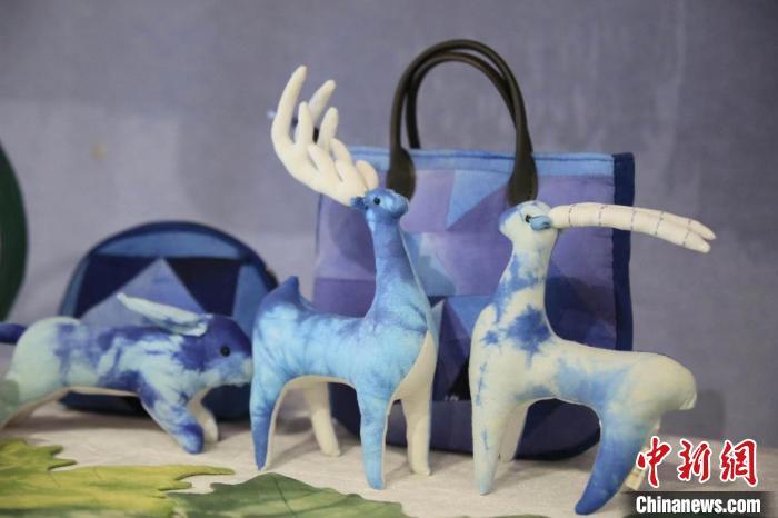 圖為許靜的非遺文創(chuàng)作品。(資料圖) 甘肅省非遺保護(hù)中心供圖