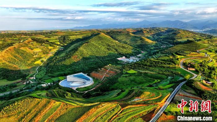 航拍視角下的樺林古動(dòng)物化石埋藏原址館。該館位于臨夏州和政縣。(資料圖) 和政宣傳部供圖