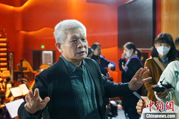 該劇導(dǎo)演蔣力向媒體介紹相關(guān)情況。　丁思 攝