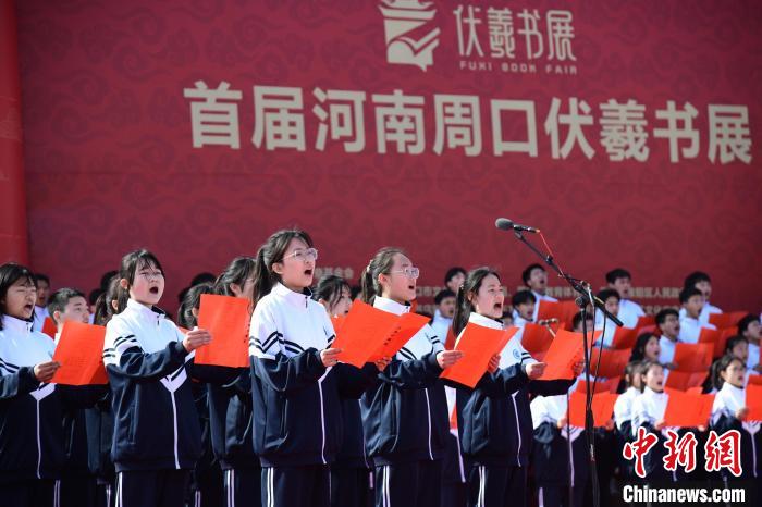 圖為學(xué)生們?cè)陂_(kāi)幕式上誦讀經(jīng)典?！×赫赵?攝
