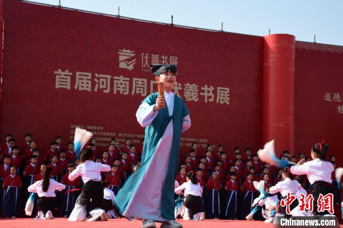 圖為學(xué)生們?cè)陂_(kāi)幕式上誦讀經(jīng)典。　梁照曾 攝