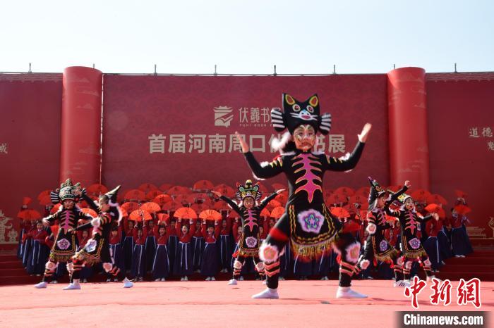 圖為首屆周口伏羲書(shū)展開(kāi)幕式表演?！×赫赵?攝