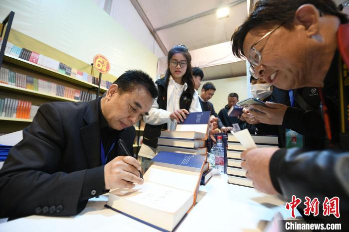 圖為作家王躍文現(xiàn)場(chǎng)簽名售書(shū)?！×赫赵?攝