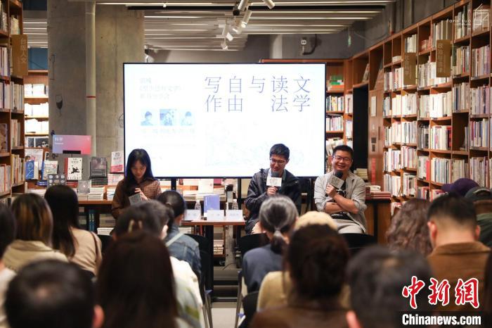 《至少還有文學(xué)》推出：在今天，我們?yōu)槭裁催€需要文學(xué)？