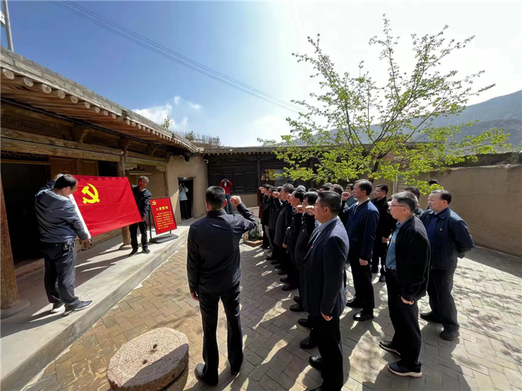 圖為臨夏州紀(jì)委監(jiān)委組織黨員干部在東鄉(xiāng)縣布塄溝黨史教育基地開(kāi)展革命教育活動(dòng)，賡續(xù)紅色血脈、汲取奮進(jìn)力量、激發(fā)干事熱情。.png